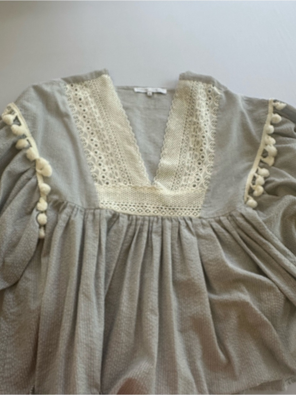 Light Gray Lace-Trim Peasant Blouse w/ pompom trim puff tie sleeve Size Medium - Picture 8 of 13